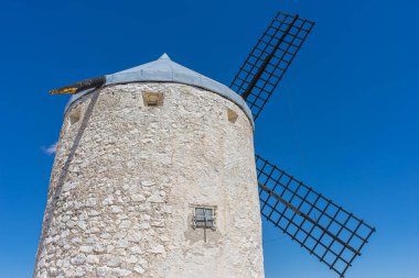 Tepe yel değirmenleri, İspanyol gökyüzüne karşı siluet. Toledo 'nun tarihi, kültürü ve manzaralı güzelliği bir karede birleşti.