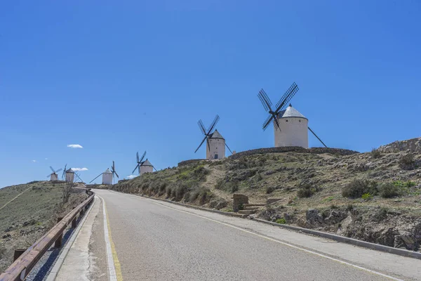 山顶风车 背靠西班牙天空的轮廓 托莱多的历史 文化和风景秀丽交织在一起 — 图库照片
