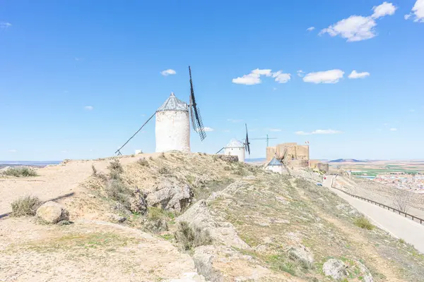 Windmühlen Auf Hügeln Silhouette Gegen Den Spanischen Himmel Geschichte Kultur — Stockfoto