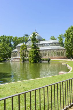 Cama vuran güneş ışığı, doğanın kucaklaması. Madrid 'in ışıldayan ikonuna hayran kaldım. Huzurlu yeşilliğin ortasında.