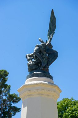 Bronz cazibe, Madrid 'in yeşillikleri arasında yayılan kanatlar. Sanat, tarih ve Retiro Park 'ın dingin atmosferine bir yolculuk.