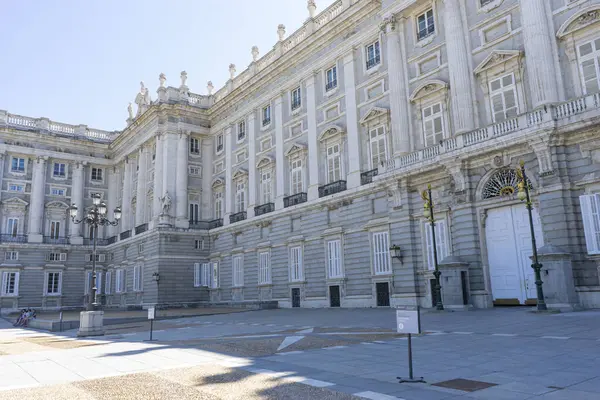 圆锥形的塔 全景的壮观 通过其宏伟的皇家官邸发现马德里的心跳 — 图库照片