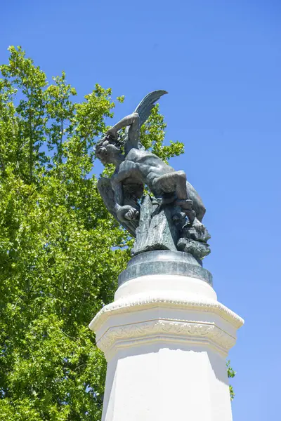 Bronzefarbener Reiz Flügel Inmitten Des Madrider Grüns Ausgebreitet Eine Reise — Stockfoto