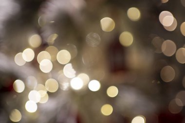 Parlak ve bulanık ışıklar, sahneye ışıltı ve sıcaklık katarak, neşeli bir aydınlatma efekti sağlar..