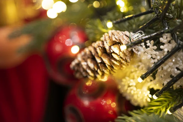 Ein Wunderschön Geschmückter Weihnachtsbaum Mit Funkelnden Lichtern Und Farbenfrohen Ornamenten — Stockfoto