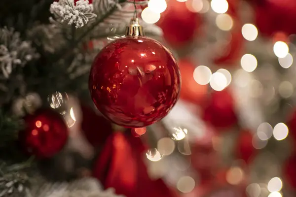 お祝いの精神を体現する輝くライトとカラフルな装飾と美しく装飾されたクリスマスツリー — ストック写真