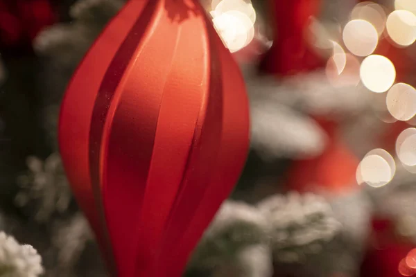 一种装饰精美的圣诞树 灯火通明 装饰品五彩斑斓 体现了节日的精神 — 图库照片