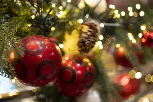 Een Elegante Kerstkrans Siert Deur Verwelkomt Vreugdevolle Feestdagen — Stockfoto