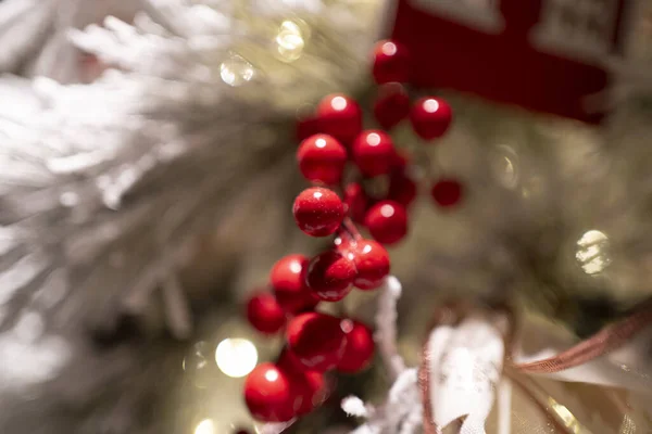 Een Prachtig Versierde Kerstboom Met Sprankelende Lichtjes Kleurrijke Ornamenten Die — Stockfoto