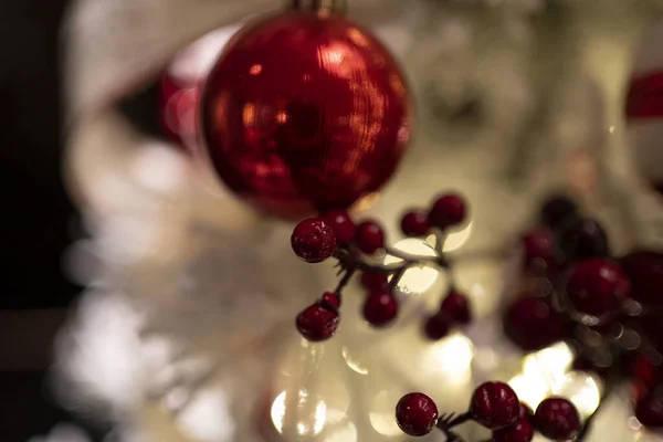 Uma Árvore Natal Lindamente Decorada Com Luzes Cintilantes Ornamentos Coloridos — Fotografia de Stock