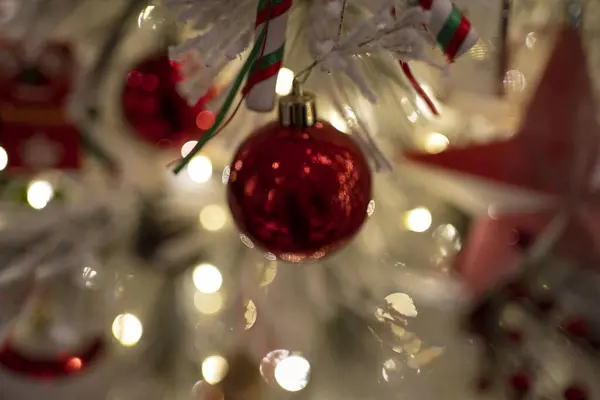 Uma Árvore Natal Lindamente Decorada Com Luzes Cintilantes Ornamentos Coloridos — Fotografia de Stock