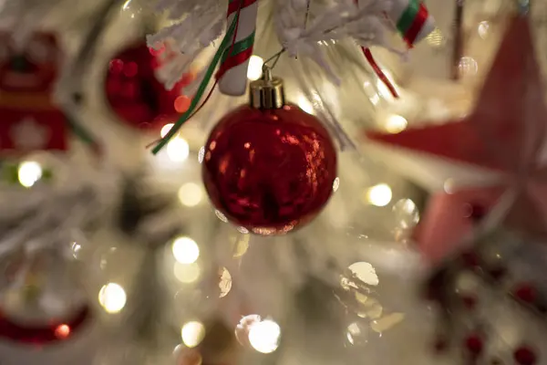 Egy Gyönyörűen Díszített Karácsonyfa Csillogó Fényekkel Színes Díszítésekkel Amely Megtestesíti — Stock Fotó