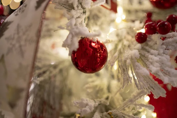 休日の装飾に祝祭と喜びのタッチを追加する伝統的なクリスマスの装飾 — ストック写真