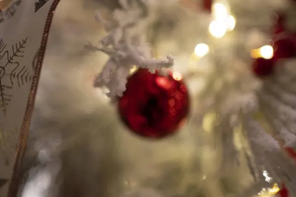 Ένα Όμορφα Διακοσμημένο Χριστουγεννιάτικο Δέντρο Λαμπερά Φώτα Και Πολύχρωμα Στολίδια — Φωτογραφία Αρχείου