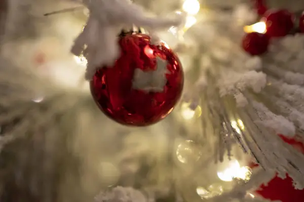 Traditioneller Weihnachtsschmuck Verleiht Der Weihnachtsdekoration Eine Festliche Und Fröhliche Note — Stockfoto