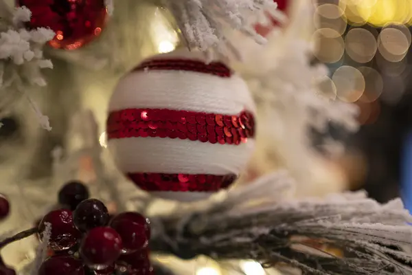 Árbol Navidad Bellamente Decorado Con Luces Brillantes Adornos Coloridos Encarnando — Foto de Stock