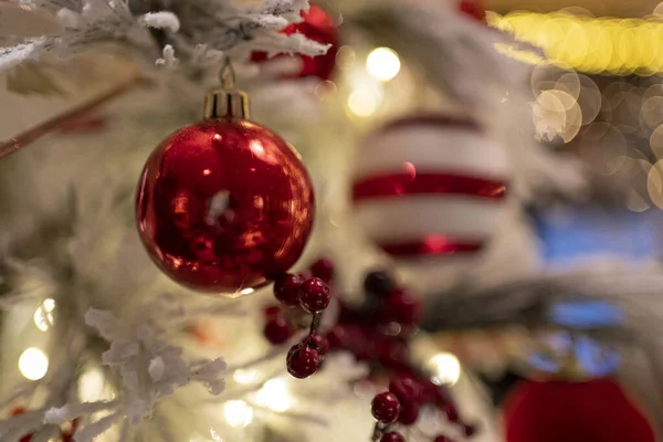 Ένα Όμορφα Διακοσμημένο Χριστουγεννιάτικο Δέντρο Λαμπερά Φώτα Και Πολύχρωμα Στολίδια — Φωτογραφία Αρχείου