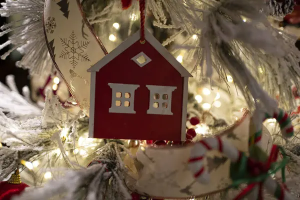Ein Wunderschön Geschmückter Weihnachtsbaum Mit Funkelnden Lichtern Und Farbenfrohen Ornamenten — Stockfoto