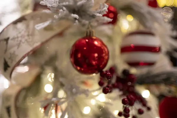 休日の装飾に祝祭と喜びのタッチを追加する伝統的なクリスマスの装飾 — ストック写真