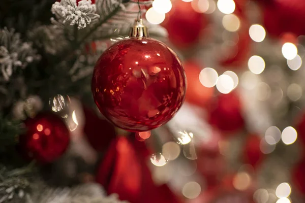 Uma Árvore Natal Lindamente Decorada Com Luzes Cintilantes Ornamentos Coloridos Fotos De Bancos De Imagens