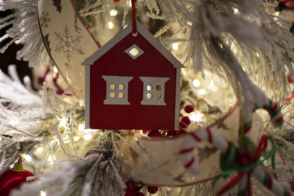 Uma Árvore Natal Lindamente Decorada Com Luzes Cintilantes Ornamentos Coloridos Imagens De Bancos De Imagens Sem Royalties