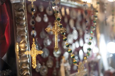 Hıristiyan Haçları: Sembolik Dini Dekor - Herhangi bir boşluğa ruhani anlam eklemek için mükemmel bir Hıristiyan haç koleksiyonu keşfedin.