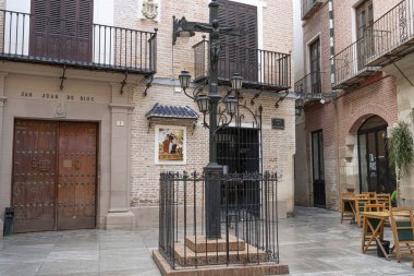 Malaga Caddeleri: Endülüs Büyüsüne Yolculuk - Malaga 'nın özünü sokaklarında keşfetmek, tarihi mimariyle canlı şehir yaşamını harmanlamak.