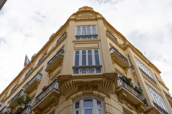 Malaga Caddeleri: Endülüs Büyüsüne Yolculuk - Malaga 'nın özünü sokaklarında keşfetmek, tarihi mimariyle canlı şehir yaşamını harmanlamak.