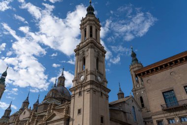 Tarihi bir binanın süslü kubbesi, karmaşık fayanslar ve barok elementler sergileniyor, seyahat ve kültür temaları için ideal..