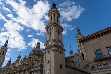 Bazilika del Pilar Kulesi, Mudejar mimarisinin güzel bir örneği, dini ve İspanyol mirası temaları için mükemmel.