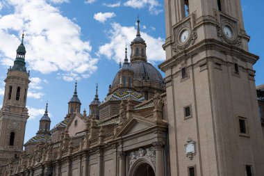 Tarihi bir binanın süslü kubbesi, karmaşık fayanslar ve barok elementler sergileniyor, seyahat ve kültür temaları için ideal..