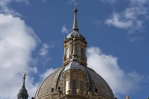 Tarihi Bir Binanın Süslü Kubbesi Karmaşık Fayanslar Barok Elementler Sergileniyor — Stok fotoğraf