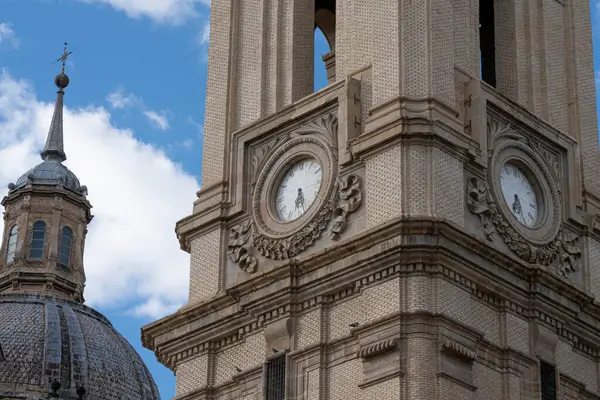 Primer Plano Torre Del Reloj Basílica Del Pilar Una Fusión —  Fotos de Stock