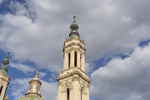 比拉尔大教堂塔 Mudejar建筑的一个很好的例子 非常适合宗教和西班牙传统的主题 图库照片