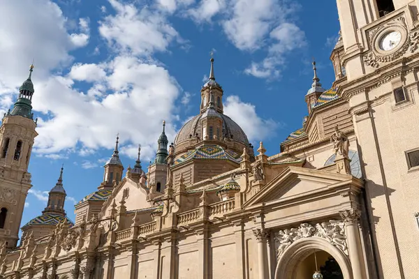 Große Ansicht Der Barockfassade Der Basilica Del Pilar Geschmückt Mit Stockfoto