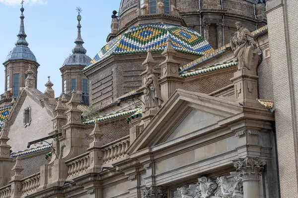 Bazilika Del Pilar Barokk Homlokzatára Néző Szobrokkal Díszített Élénk Kék Stock Kép
