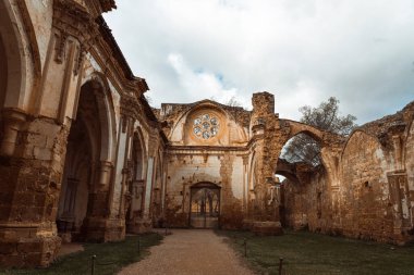 Piedra Manastırı 'nın görkemli kemerlerini ve roset pencerelerini sıcacık tonlarla kaplayan ve tarihi ihtişam ile parıldayan manastır..