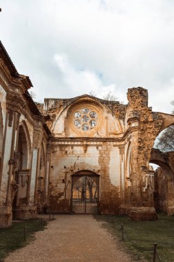 Piedra Manastırı 'nın görkemli kemerlerini ve roset pencerelerini sıcacık tonlarla kaplayan ve tarihi ihtişam ile parıldayan manastır..