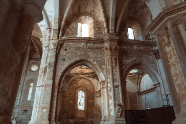 Piedra Manastırı 'nın görkemli kemerlerini ve roset pencerelerini sıcacık tonlarla kaplayan ve tarihi ihtişam ile parıldayan manastır..