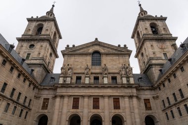 Tarihi şahsiyetlerin heykelleri, El Escorial Manastırı 'nın ana avlusunda, binanın ön cephesinin sade zarafetine karşı durmaktadır..