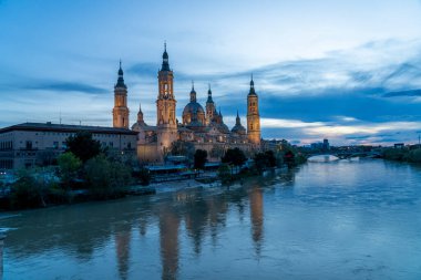 Zaragoza 'daki Ebro Nehri' nin yanındaki Basilica de Nuestra Seora del Pilar 'ın alacakaranlık manzarası..