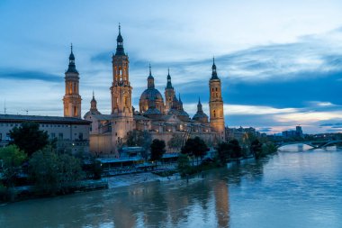 Zaragoza 'daki Ebro Nehri' nin yanındaki Basilica de Nuestra Seora del Pilar 'ın alacakaranlık manzarası..