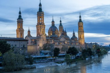 Zaragoza 'daki Ebro Nehri' nin yanındaki Basilica de Nuestra Seora del Pilar 'ın alacakaranlık manzarası..