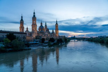Zaragoza 'daki Ebro Nehri' nin yanındaki Basilica de Nuestra Seora del Pilar 'ın alacakaranlık manzarası..
