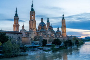 Zaragoza 'daki Ebro Nehri' nin yanındaki Basilica de Nuestra Seora del Pilar 'ın alacakaranlık manzarası..