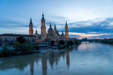 Zaragoza 'daki Ebro Nehri' nin yanındaki Basilica de Nuestra Seora del Pilar 'ın alacakaranlık manzarası..