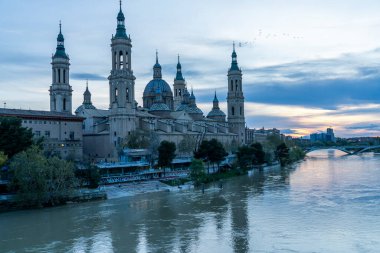 Zaragoza 'daki Ebro Nehri' nin yanındaki Basilica de Nuestra Seora del Pilar 'ın alacakaranlık manzarası..