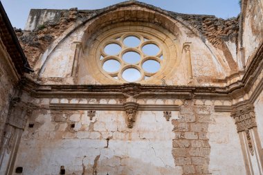 Manastır de Piedra 'nın gökyüzü çerçeveli penceresi Gotik mimari tarzını yansıtıyor.