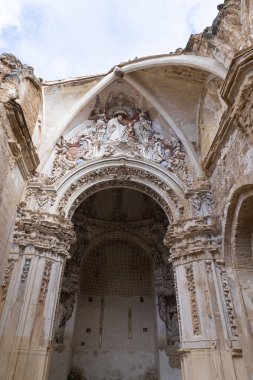 Kompleks Barok portalı, tarihi İspanyol mimarisinin bir kanıtı olan Piedra Manastırı 'nın kalıntıları arasında dirençli duruyor..