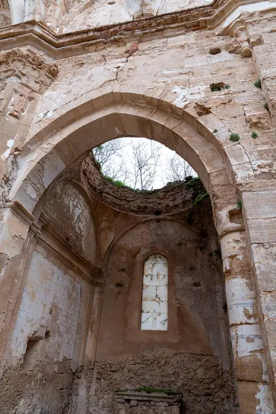 Disparo Vertical Que Captura Intrincada Fachada Las Ruinas Erosionadas Iglesia — Foto de Stock